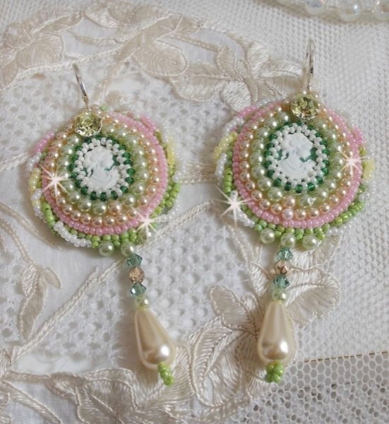 BO Anisse bordado con cabujones de resina con retratos de mujeres, cuentas de semillas y cristales de Swarovski