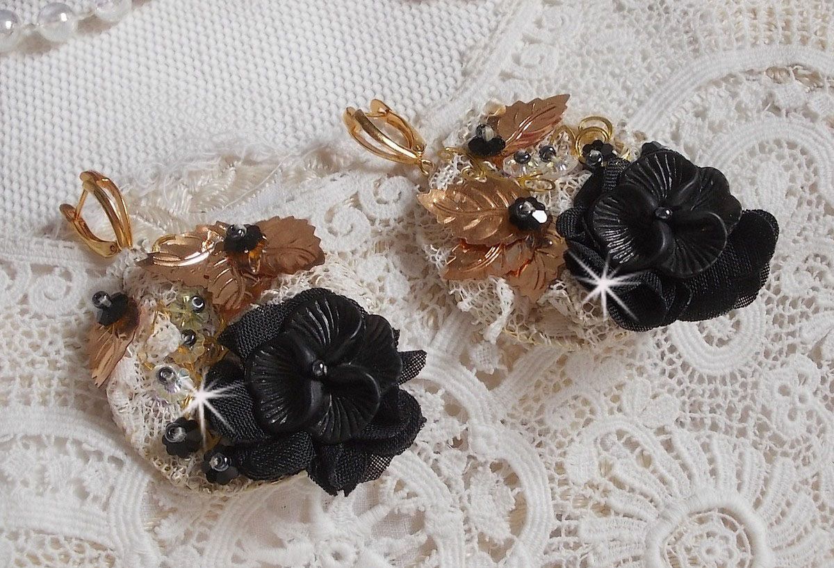 Atrapasueños negro y dorado ondulado bordado con cristales de Swarovski, flores de tela y cuentas de semillas.