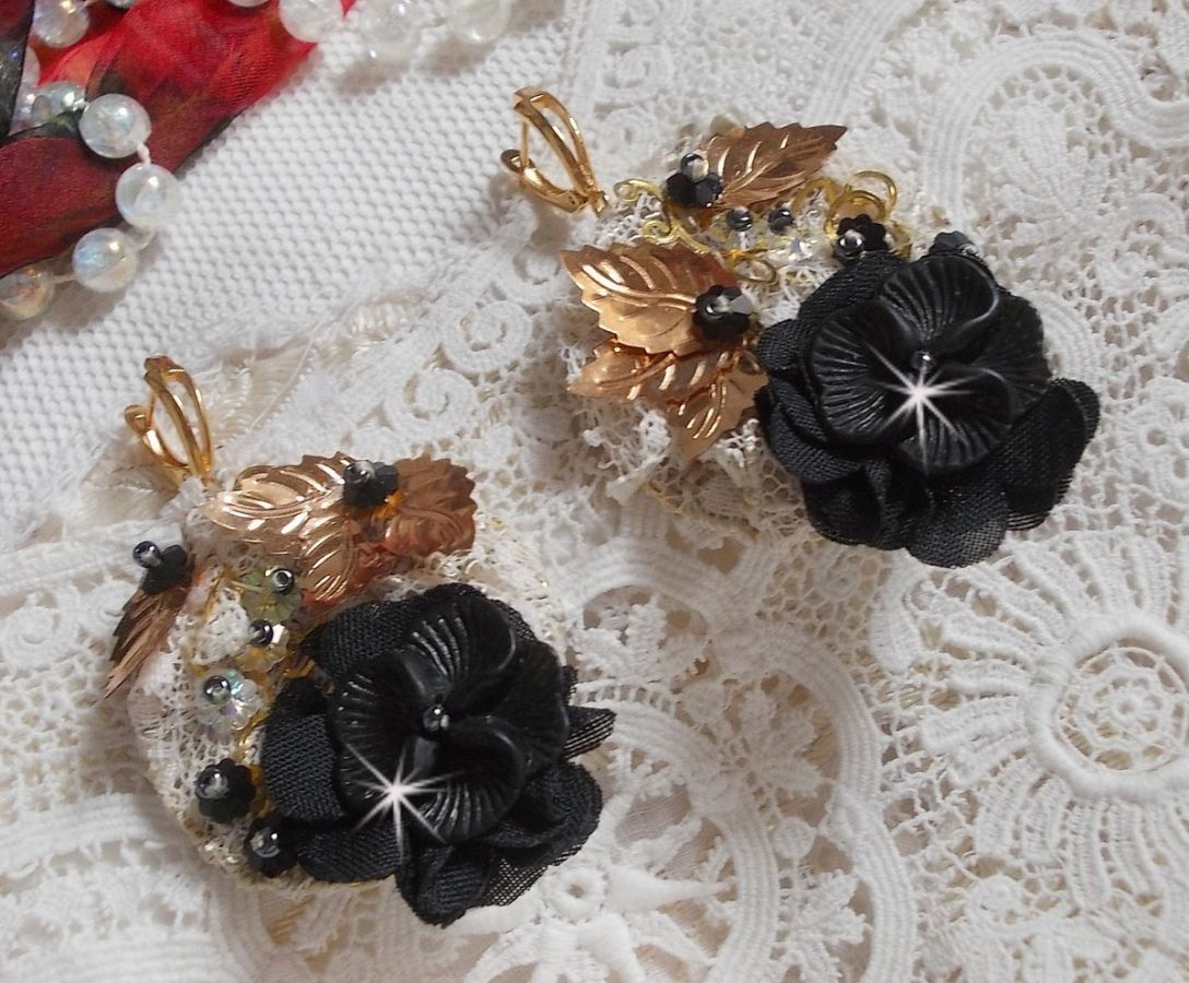 Atrapasueños negro y dorado ondulado bordado con cristales de Swarovski, flores de tela y cuentas de semillas.