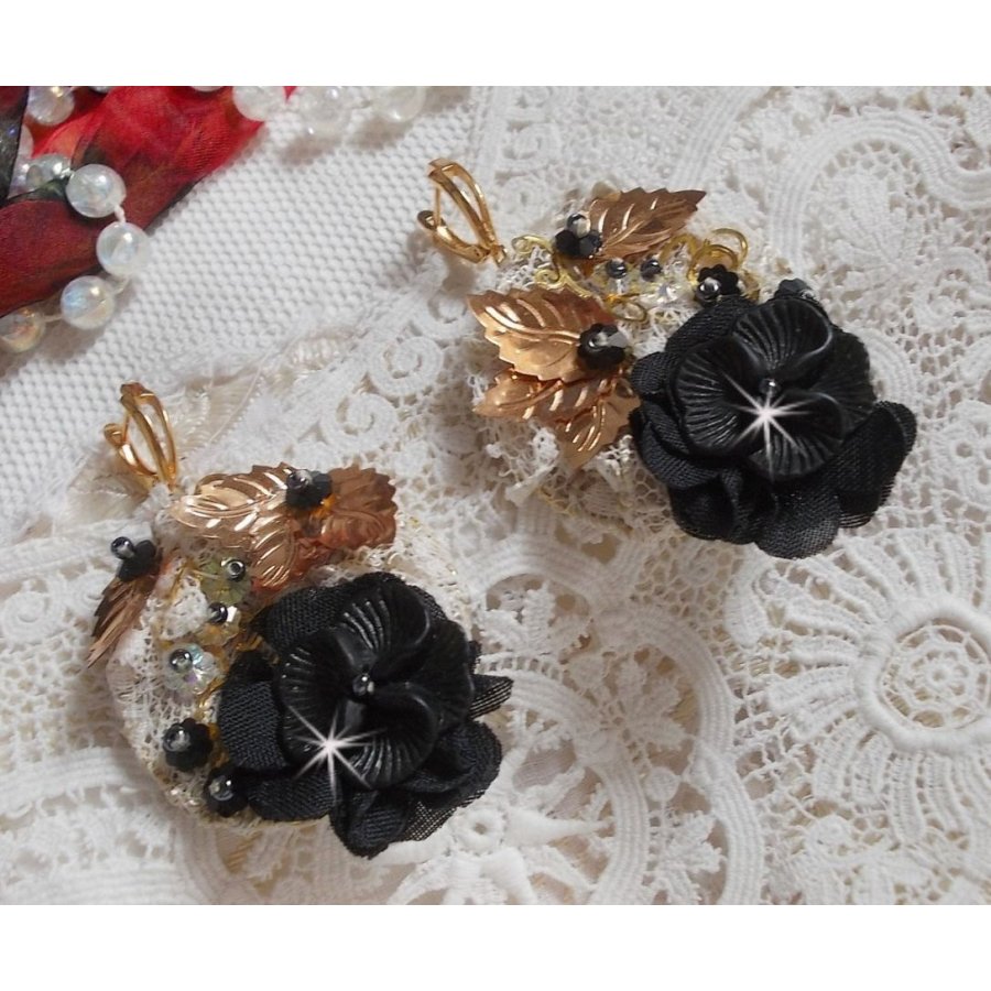 Atrapasueños negro y dorado ondulado bordado con cristales de Swarovski, flores de tela y cuentas de semillas.