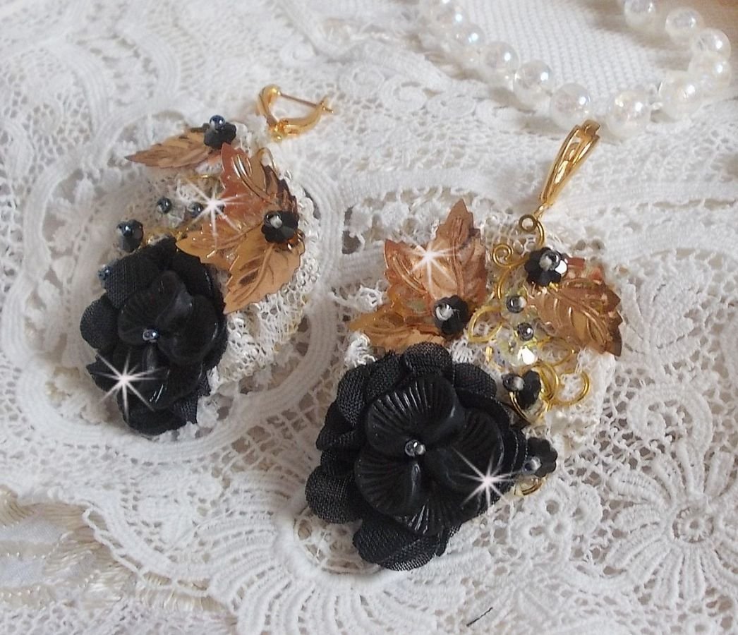 Atrapasueños negro y dorado ondulado bordado con cristales de Swarovski, flores de tela y cuentas de semillas.