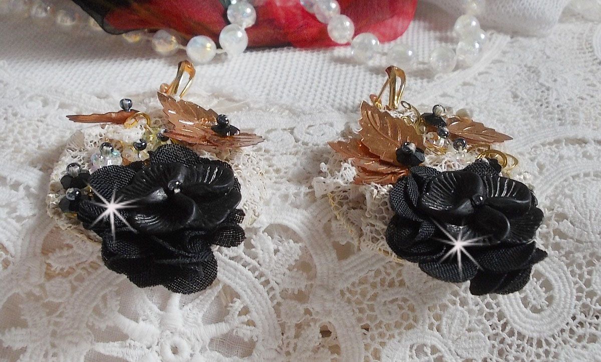 Atrapasueños negro y dorado ondulado bordado con cristales de Swarovski, flores de tela y cuentas de semillas.