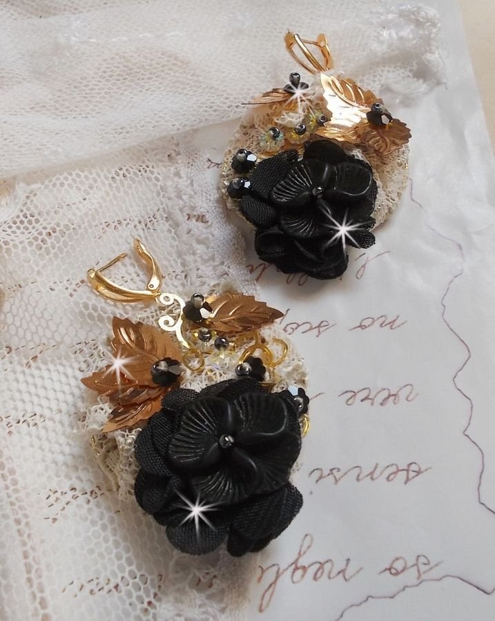 Atrapasueños negro y dorado ondulado bordado con cristales de Swarovski, flores de tela y cuentas de semillas.