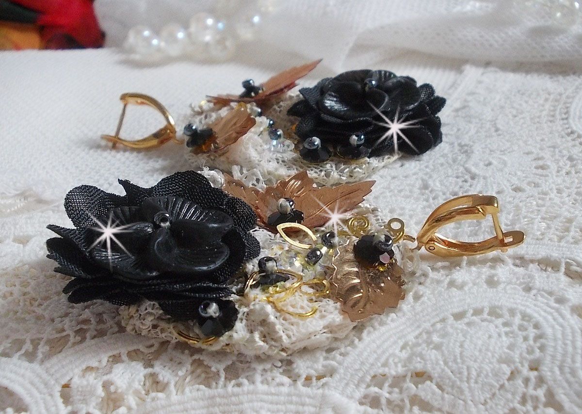 Atrapasueños negro y dorado ondulado bordado con cristales de Swarovski, flores de tela y cuentas de semillas.