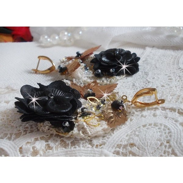 Atrapasue&ntilde;os negro y dorado ondulado bordado con cristales de Swarovski, flores de tela y cuentas de semillas.