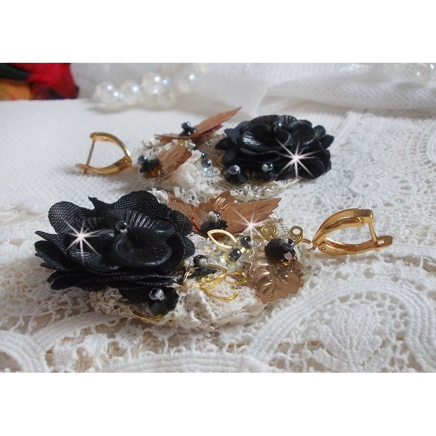 Atrapasueños negro y dorado ondulado bordado con cristales de Swarovski, flores de tela y cuentas de semillas.