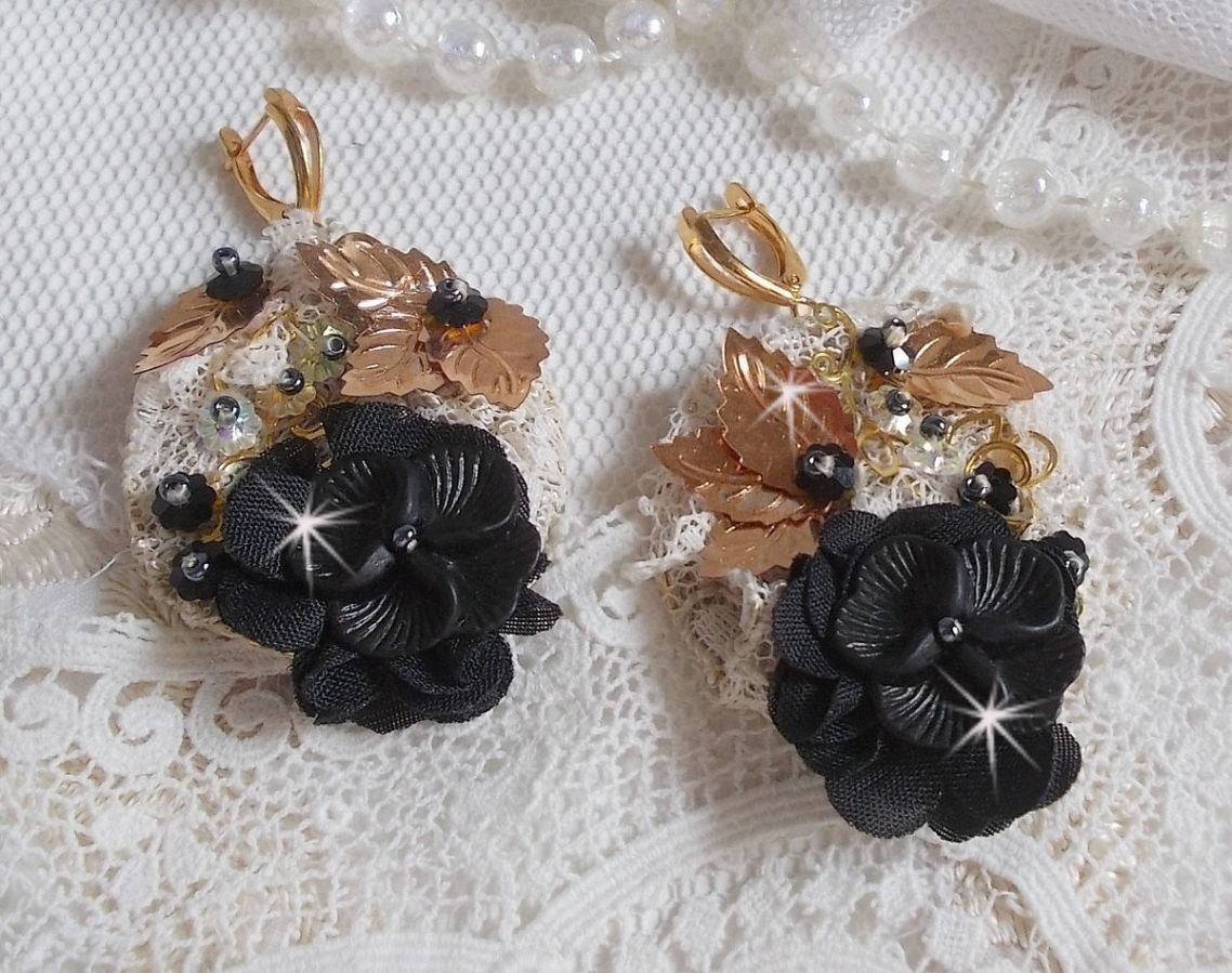 Atrapasueños negro y dorado ondulado bordado con cristales de Swarovski, flores de tela y cuentas de semillas.