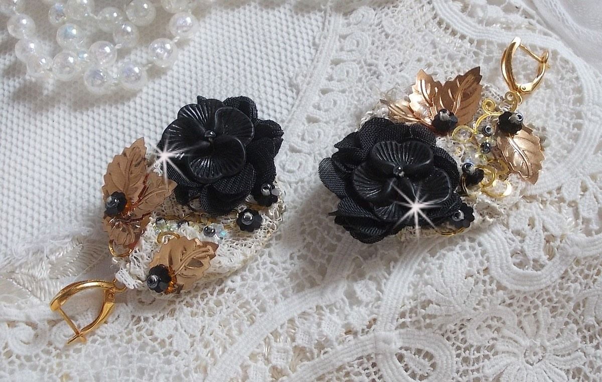 Atrapasueños negro y dorado ondulado bordado con cristales de Swarovski, flores de tela y cuentas de semillas.