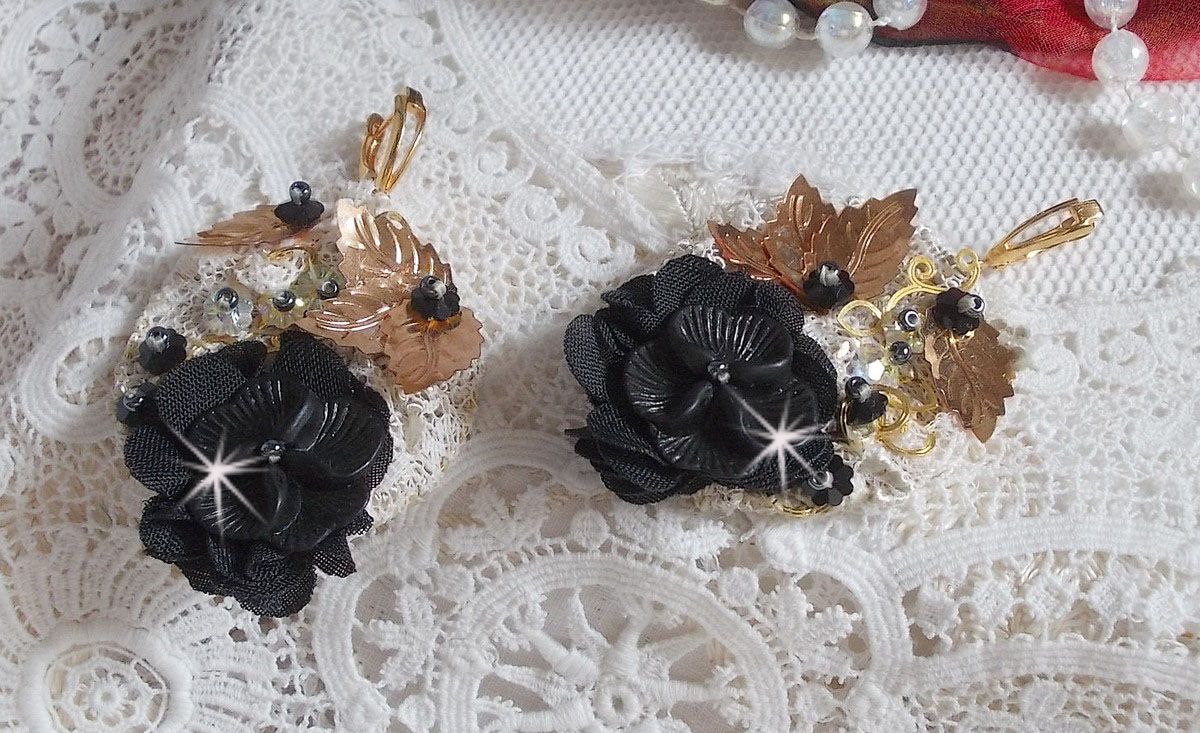 Atrapasueños negro y dorado ondulado bordado con cristales de Swarovski, flores de tela y cuentas de semillas.