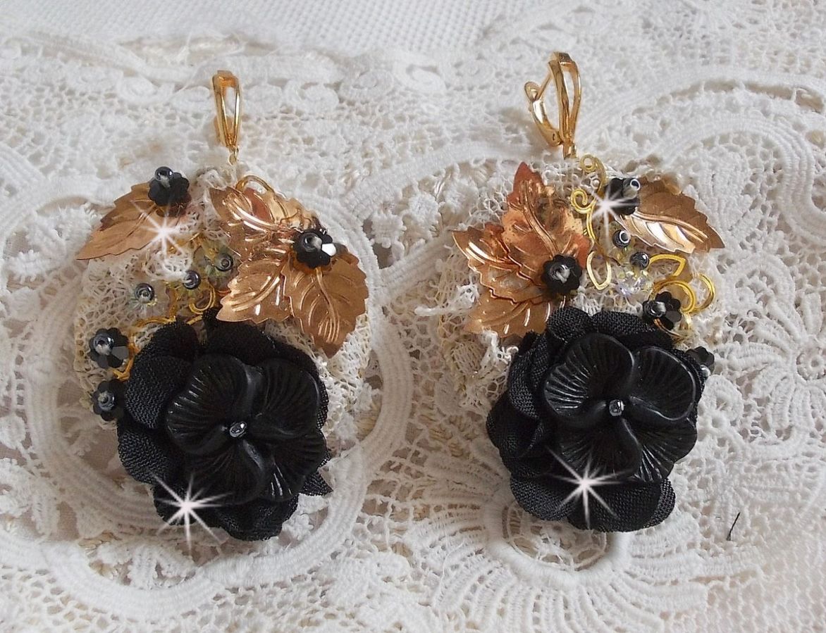 Atrapasueños negro y dorado ondulado bordado con cristales de Swarovski, flores de tela y cuentas de semillas.