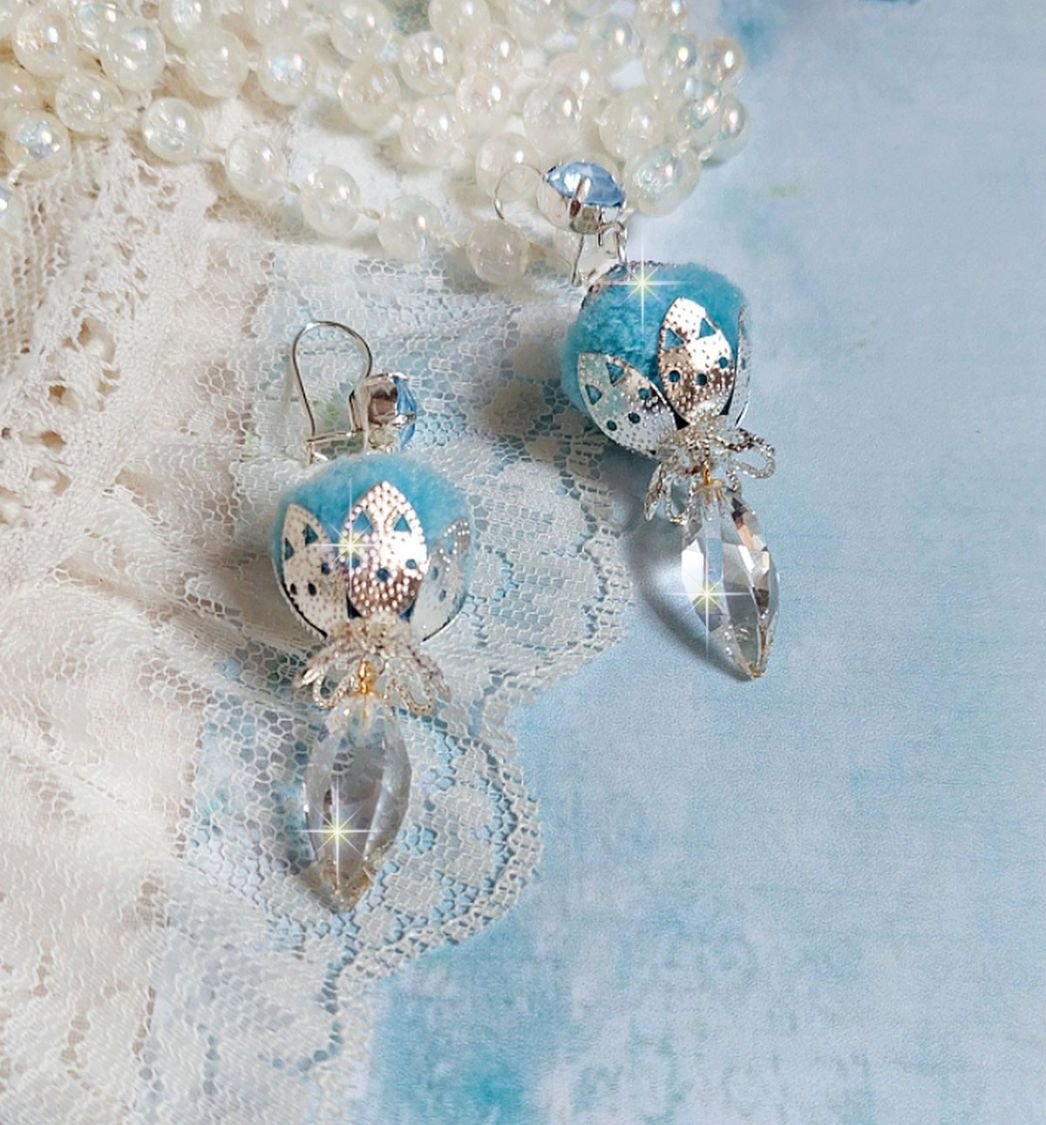 BO Azurée Blue avec des pompons Bleu Ciel, cabochons et gouttes torsadées en Cristal, coupelles et crochets en Argent 925/1000