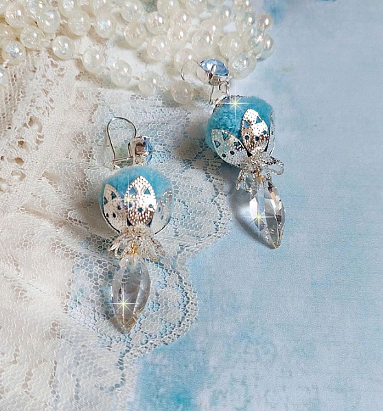 BO Azur&eacute;e Blue avec des pompons Bleu Ciel, cabochons et gouttes torsad&eacute;es en Cristal, coupelles et crochets en Argent 925/1000