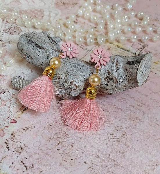 BO Baby Pink mont&eacute;es avec pompons, coquilles, perles rondes nacr&eacute;es cristal Swarovski et puces marguerites