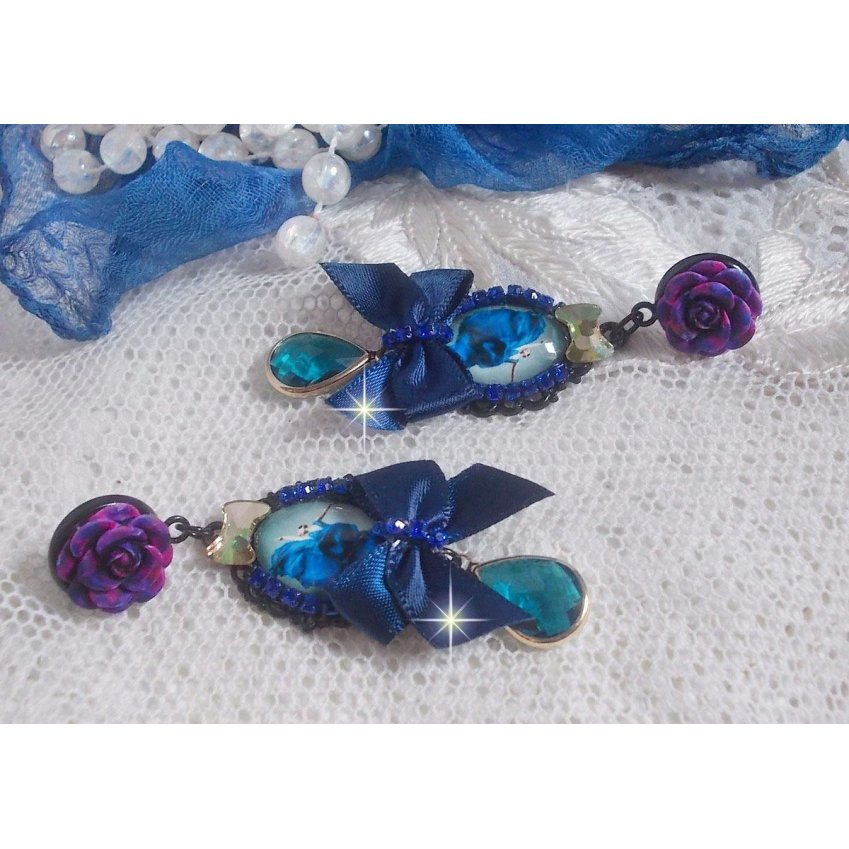 BO Ballerine In Blue en robe floue avec des nœuds en Satin et en Cristal, strass, roses en résine, perles en verre, perles en cristal de Quartz et clous d'oreilles en laiton