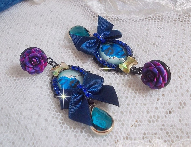 BO Ballerine In Blue en robe floue avec des n&oelig;uds en Satin et en Cristal, strass, roses en r&eacute;sine, perles en verre, perles en cristal de Quartz et clous d'oreilles en laiton