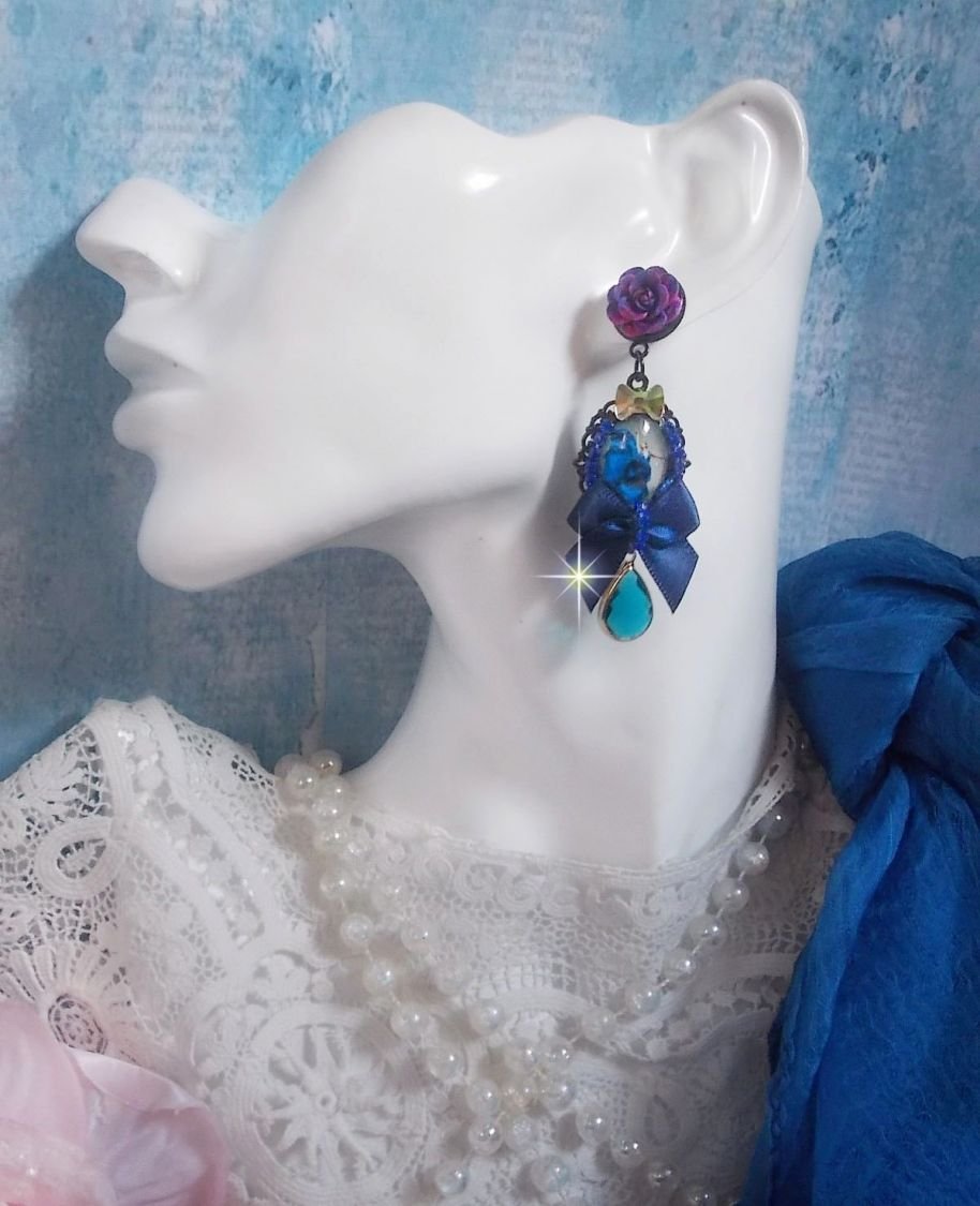 BO Ballerine In Blue en robe floue avec des nœuds en Satin et en Cristal, strass, roses en résine, perles en verre, perles en cristal de Quartz et clous d'oreilles en laiton