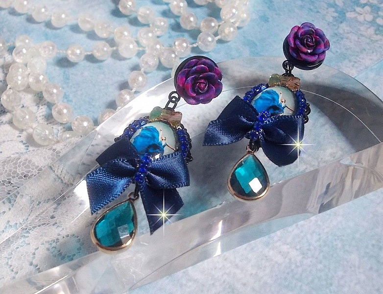 BO Ballerine In Blue en robe floue avec des n&oelig;uds en Satin et en Cristal, strass, roses en r&eacute;sine, perles en verre, perles en cristal de Quartz et clous d'oreilles en laiton