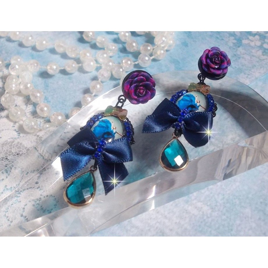 BO Ballerine In Blue en robe floue avec des nœuds en Satin et en Cristal, strass, roses en résine, perles en verre, perles en cristal de Quartz et clous d'oreilles en laiton