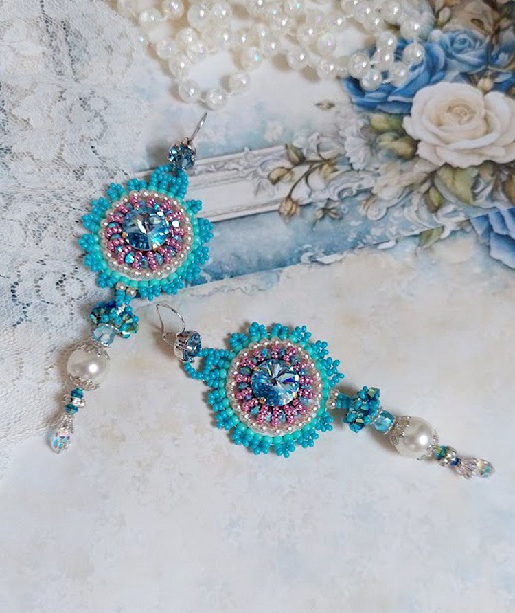 BO Beauty Alicia Azul bordado con cristales de Swarovski, perlas redondas y rocallas Miyuki