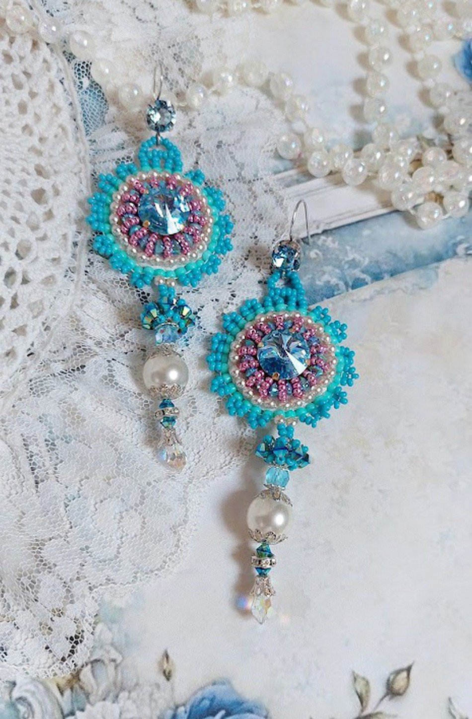 BO Beauty Alicia Azul bordado con cristales de Swarovski, perlas redondas y rocallas Miyuki