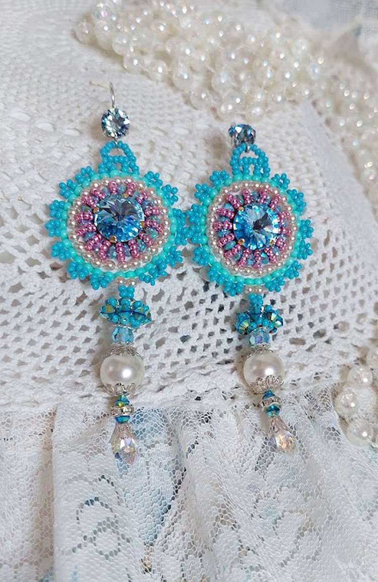 BO Beauty Alicia Azul bordado con cristales de Swarovski, perlas redondas y rocallas Miyuki