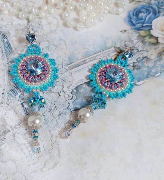 BO Beauty Alicia Azul bordado con cristales de Swarovski, perlas redondas y rocallas Miyuki