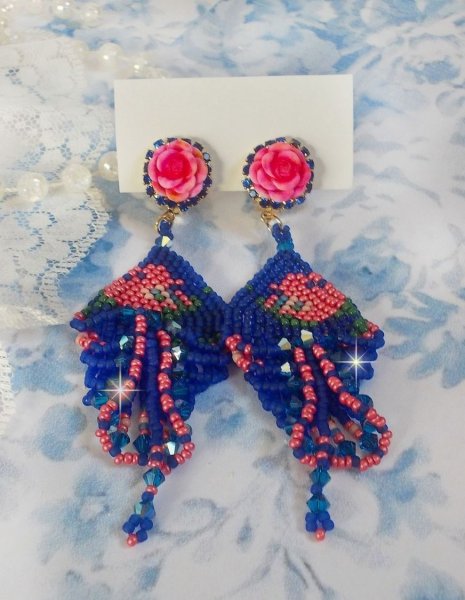 BO Bel'Nuit Bleue creado con cuentas de rocalla de alta calidad, cristales de Swarovski, cabujones de resina y una cadena de strass