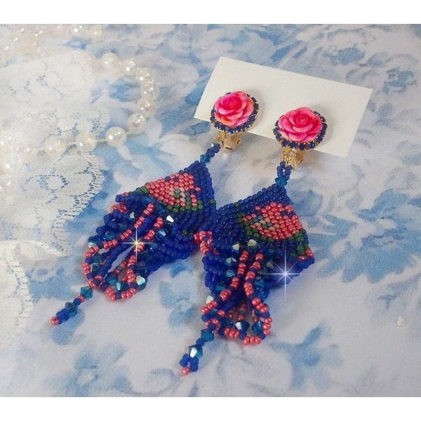 BO Bel'Nuit Bleue creado con cuentas de rocalla de alta calidad, cristales de Swarovski, cabujones de resina y una cadena de strass