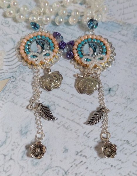 BO Belle de Cadix avec cabochons ronds en verre, fleurs clochettes en verre, cristaux, n&oelig;uds en R&eacute;sine, cha&icirc;nes perl&eacute;es, breloques et clous d&rsquo;oreilles en Argent 925/1000