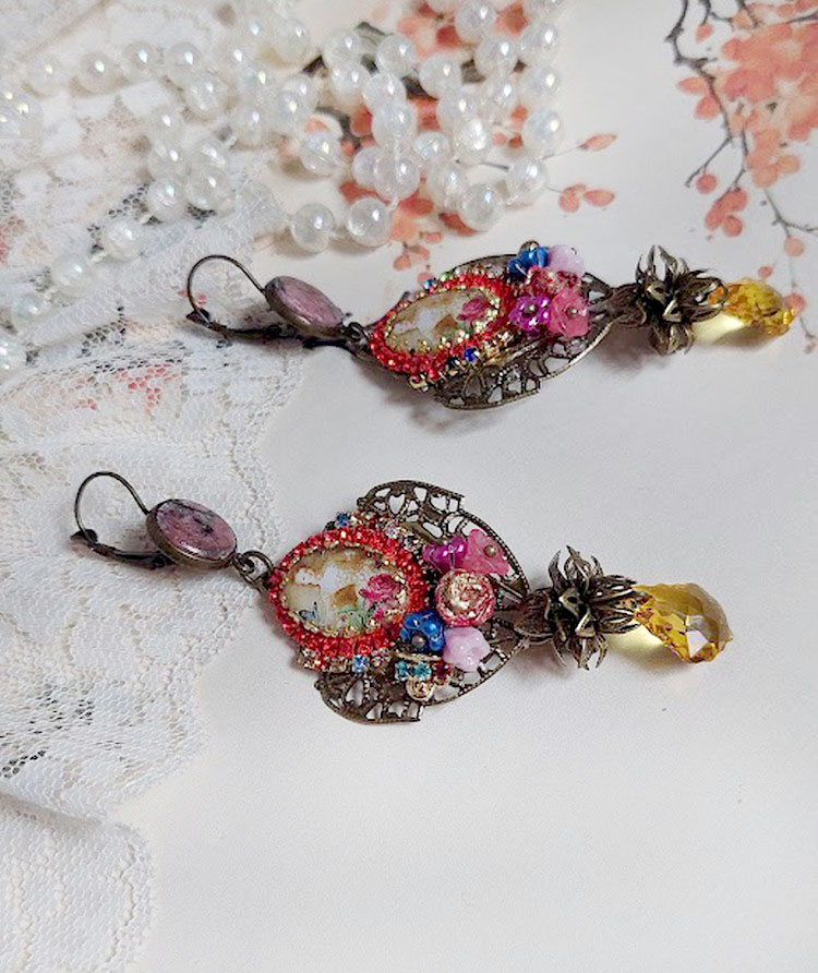 BO Belle classe montées avec estampes métal, cabochons verres, fleurs porcelaines et perles Cristal Swarovski.