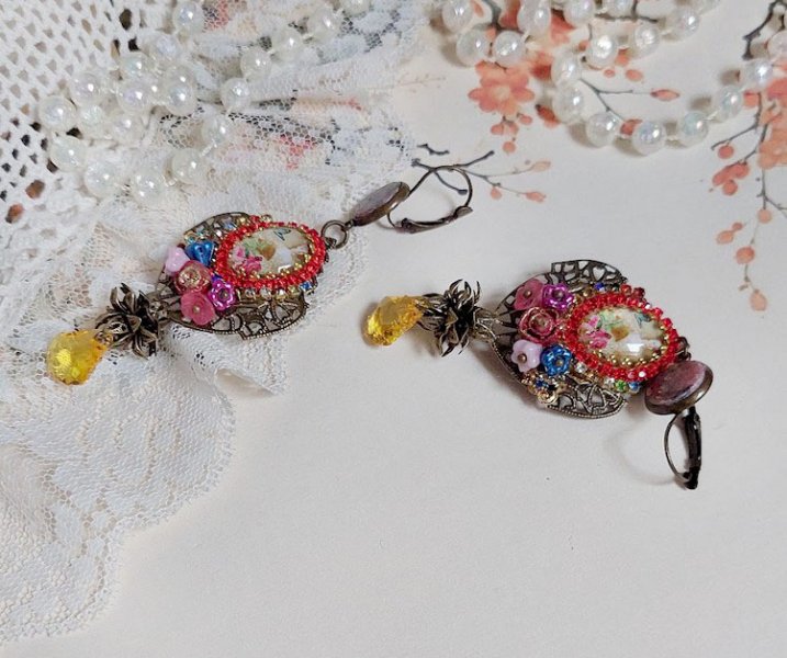 BO Belle classe montées avec estampes métal, cabochons verres, fleurs porcelaines et perles Cristal Swarovski.