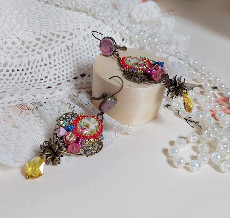 BO Belle classe montées avec estampes métal, cabochons verres, fleurs porcelaines et perles Cristal Swarovski.