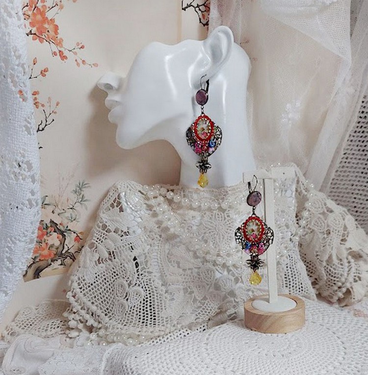 BO Belle classe montées avec estampes métal, cabochons verres, fleurs porcelaines et perles Cristal Swarovski.