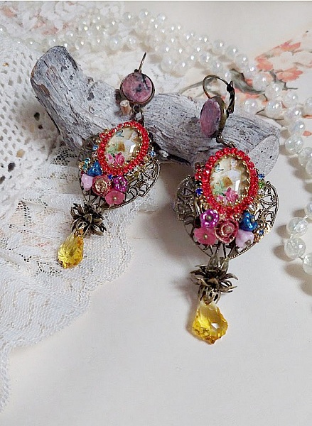 BO Belle classe mont&eacute;es avec estampes m&eacute;tal, cabochons verres, fleurs porcelaines et perles Cristal Swarovski.