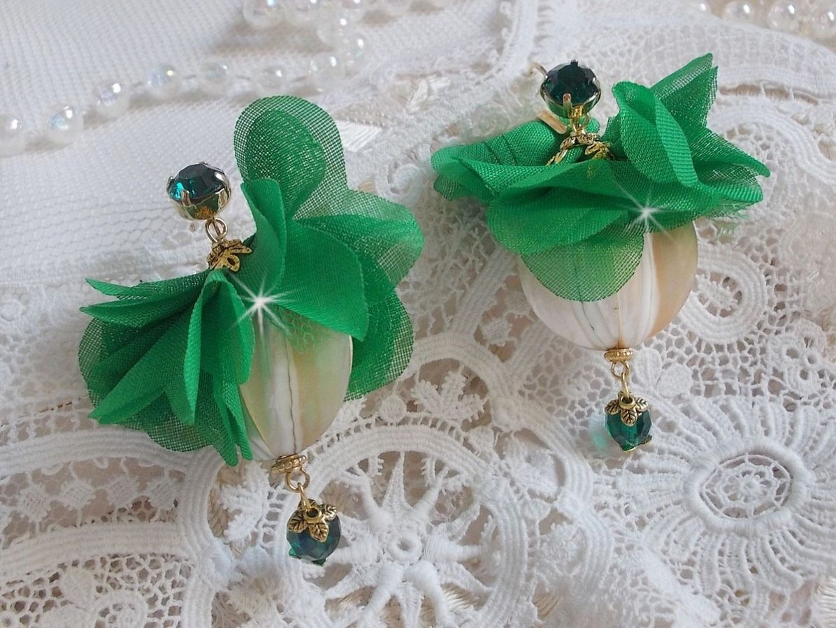 BO Belle Emeraude creado con hermosas perlas curvadas y flores en tela verde y traviesas