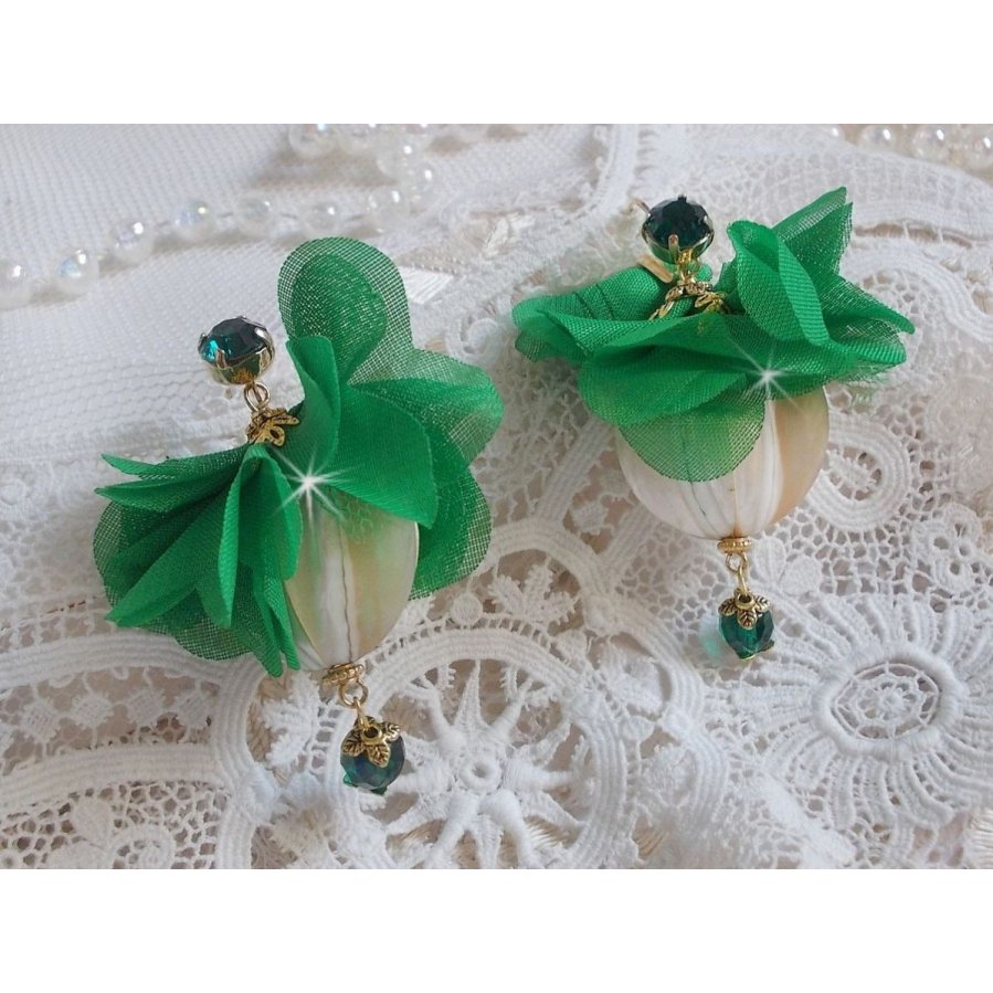 BO Belle Emeraude creado con hermosas perlas curvadas y flores en tela verde y traviesas