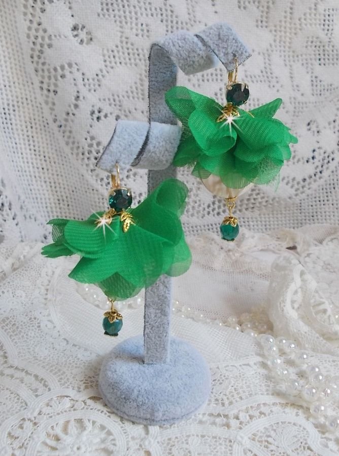 BO Belle Emeraude creado con hermosas perlas curvadas y flores en tela verde y traviesas