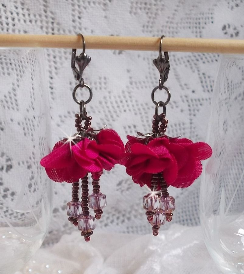 BO Belle Hélène creada con una flor de tela fucsia, facetas y rocallas de Cristal Bronce Antiguo