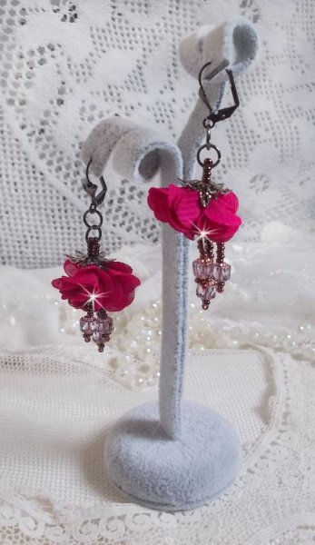 BO Belle H&eacute;l&egrave;ne creada con una flor de tela fucsia, facetas y rocallas de Cristal Bronce Antiguo