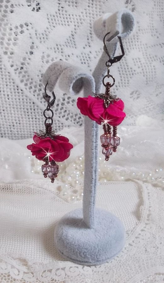 BO Belle Hélène creada con una flor de tela fucsia, facetas y rocallas de Cristal Bronce Antiguo