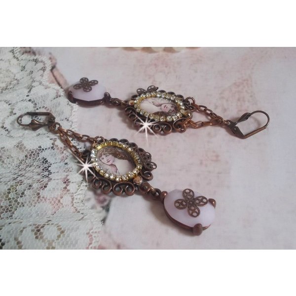 BO Blondy Roses creadas con cabujones de PureCrystal, cabujones de lupa, medallones y una cadena de strass