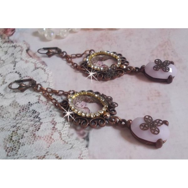 BO Blondy Roses creadas con cabujones de PureCrystal, cabujones de lupa, medallones y una cadena de strass