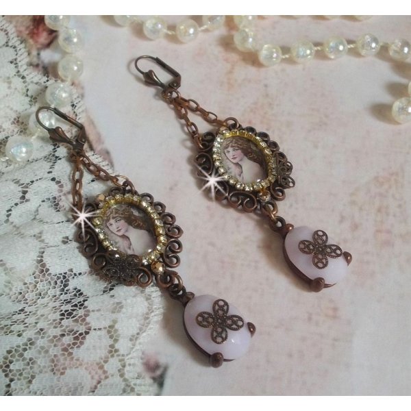 BO Blondy Roses creadas con cabujones de PureCrystal, cabujones de lupa, medallones y una cadena de strass