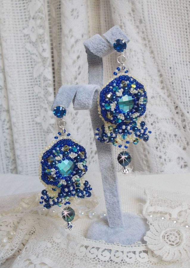 BO Blue Palace Haute-Couture bordado con cristales de Swarovski, perlas nacaradas, sellos de filigrana y soportes de cabujones de plata 925/1000