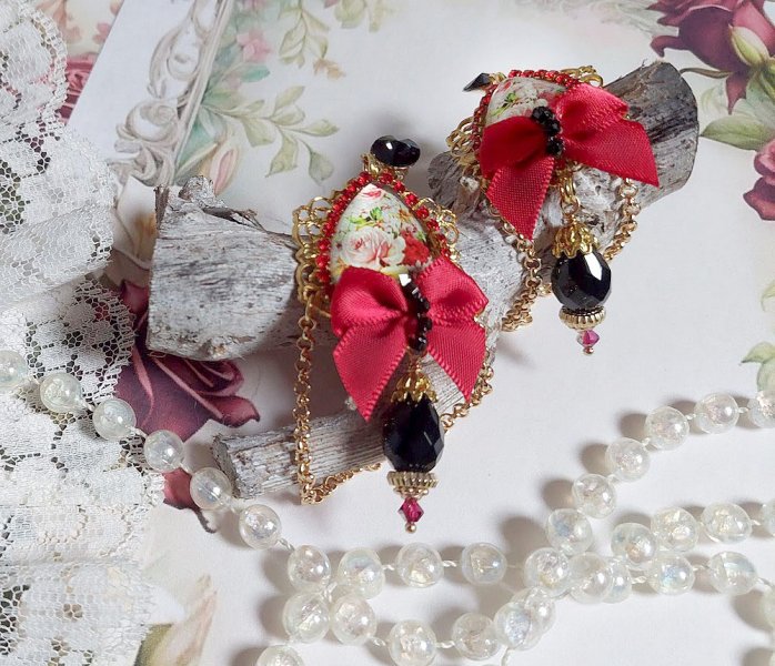 BO Bonheur mont&eacute;es avec cabochons poires, n&oelig;ud satin, cha&icirc;ne strass, gouttes et cristal Swarovski