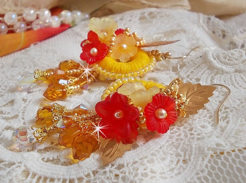 Buttercup BO bordado con cristales Swarovski y algod&oacute;n DMC amarillo/naranja