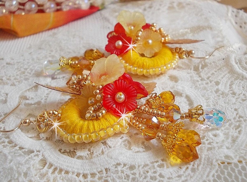 Buttercup BO bordado con cristales Swarovski y algod&oacute;n DMC amarillo/naranja