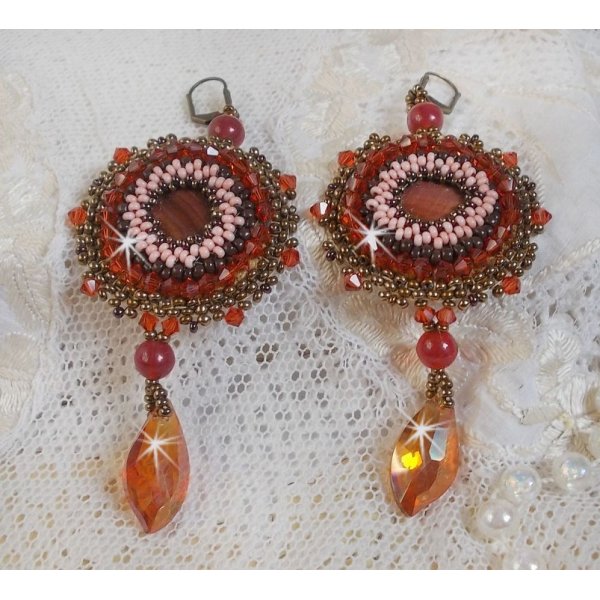 BO Topacio bordado con discos de perlas caoba, cuentas redondas lisas, cristales de Swarovski y rocallas