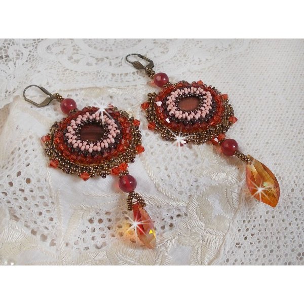 BO Topacio bordado con discos de perlas caoba, cuentas redondas lisas, cristales de Swarovski y rocallas