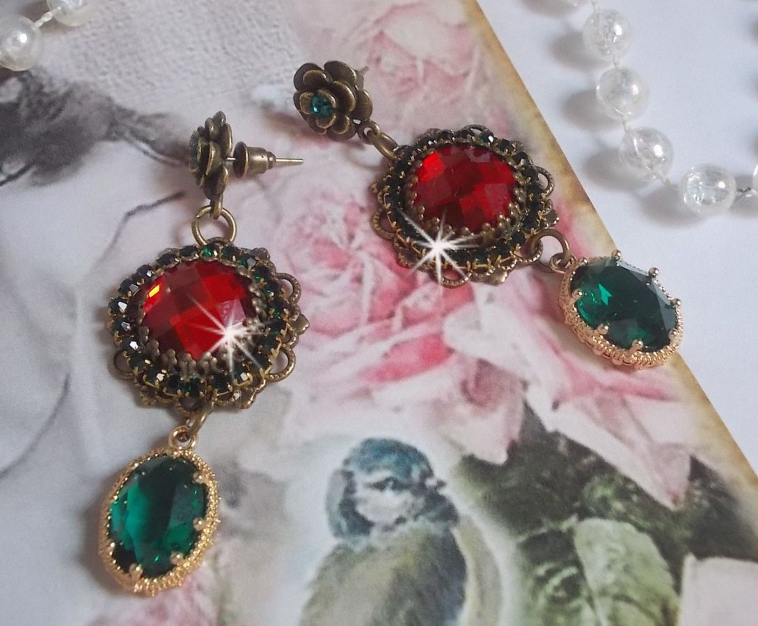 Camafeos rojos y verdes montados con cabujones de cristal rojo, colgantes ovalados de circonio, camafeos de bronce en forma de flor y accesorios de calidad